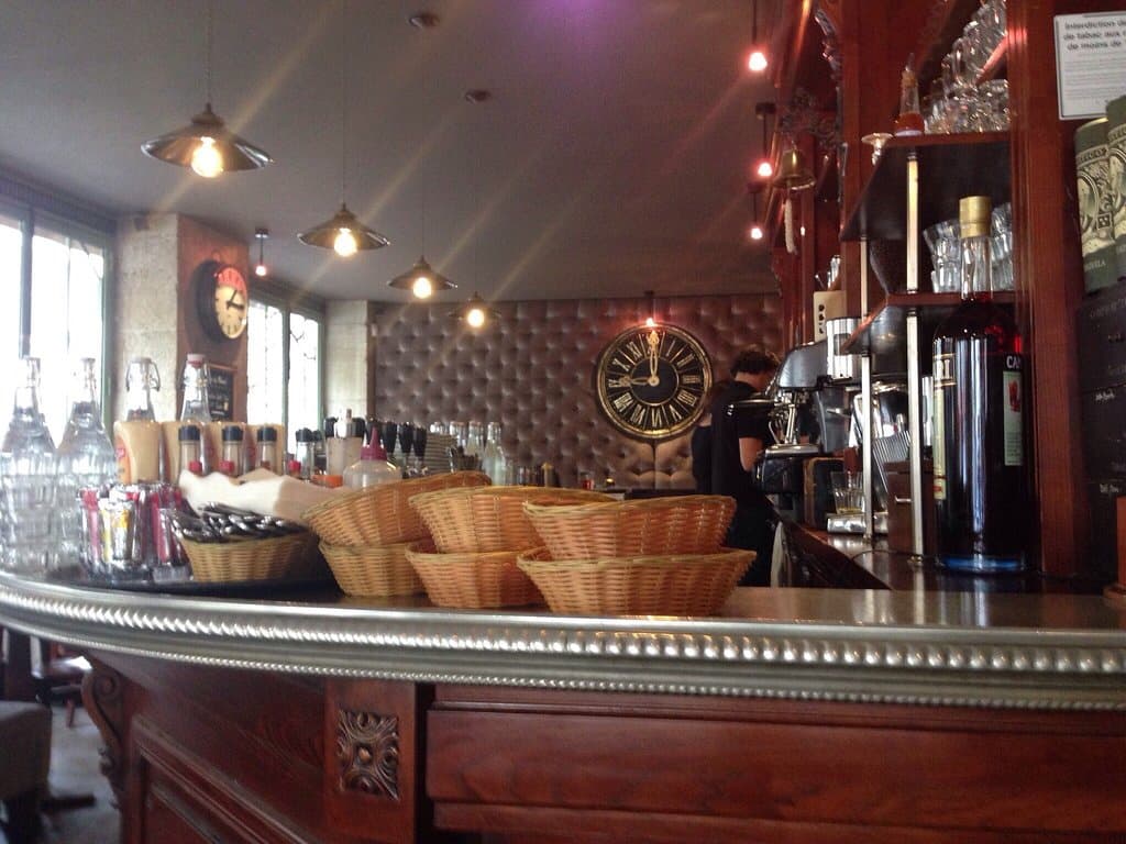 Comptoir zinc et horloge au bar