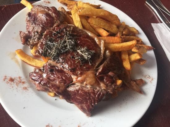 Entrecôte servie avec frites maison