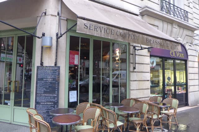 Façade et terrasse de l’établissement