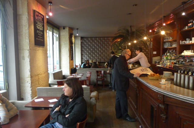 Intérieur brasserie, comptoir